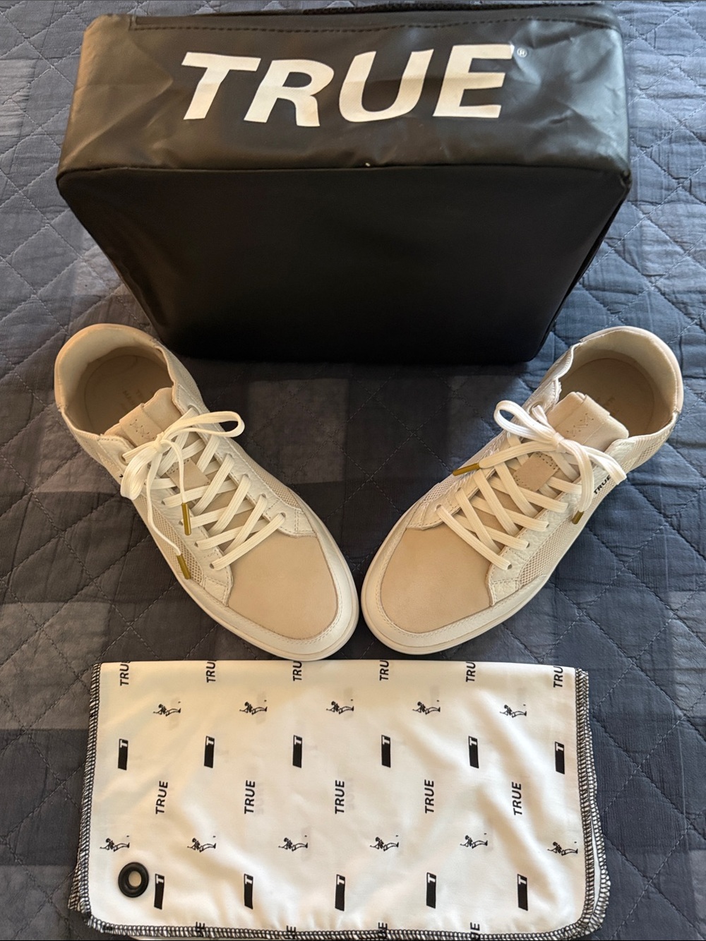 True Men’s Casual Sneakers Golf Shoes in Beige & White